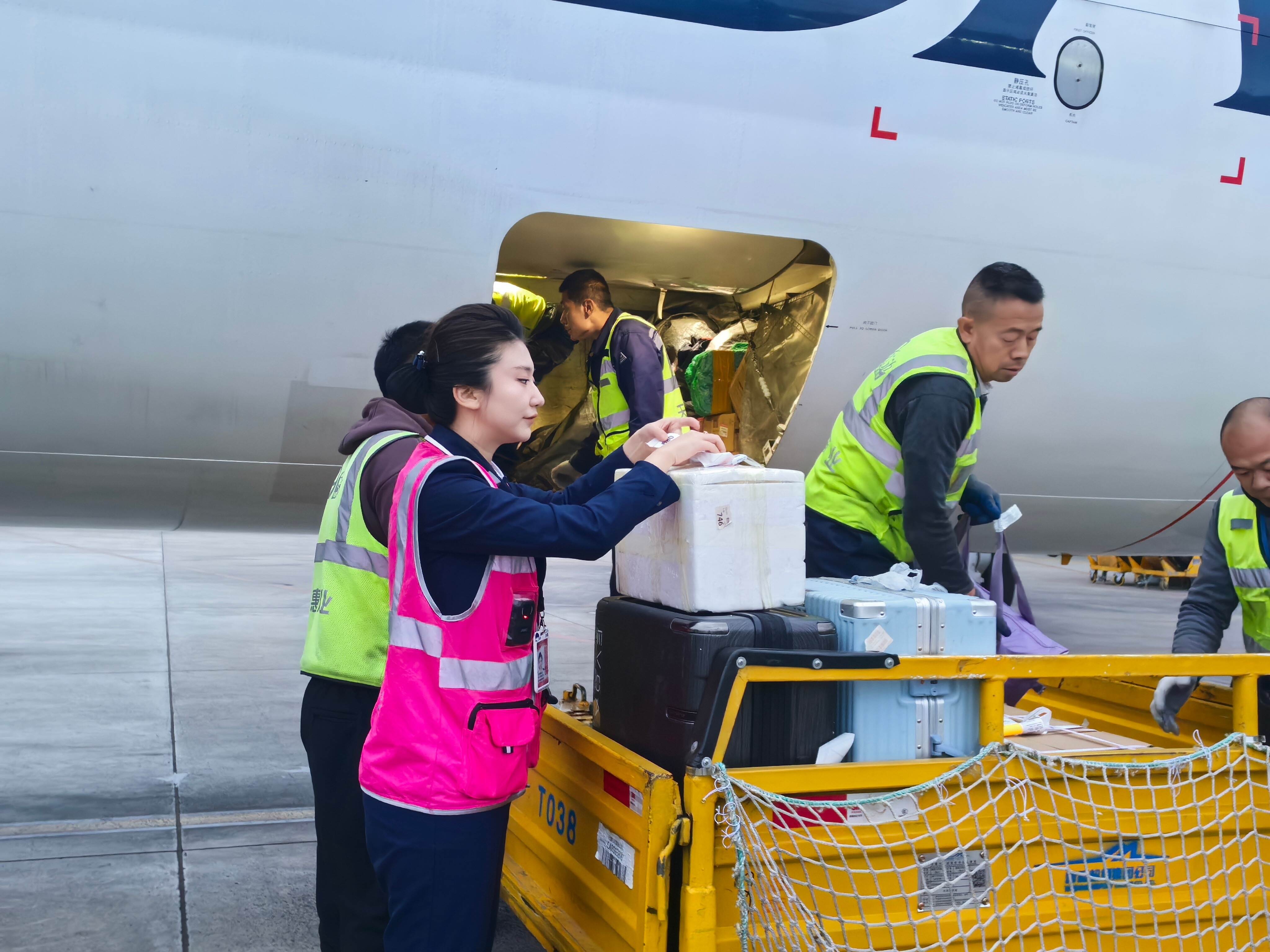 【南京疫情源头:保洁清扫俄入境航班,南京疫情源头保洁清扫俄入境航班 沸】 【南京疫情源头:保洁清扫俄入境航班,南京疫情源头保洁清扫俄入境航班 沸】