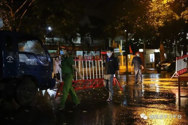 【越南河内疫情/越南新增确诊病例7594例 河内加大力度管控人员流动】 【越南河内疫情/越南新增确诊病例7594例 河内加大力度管控人员流动】