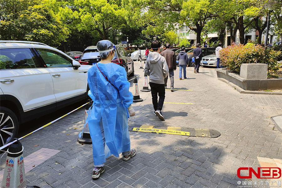 【疫情排队,疫情排队做核酸检测图片】