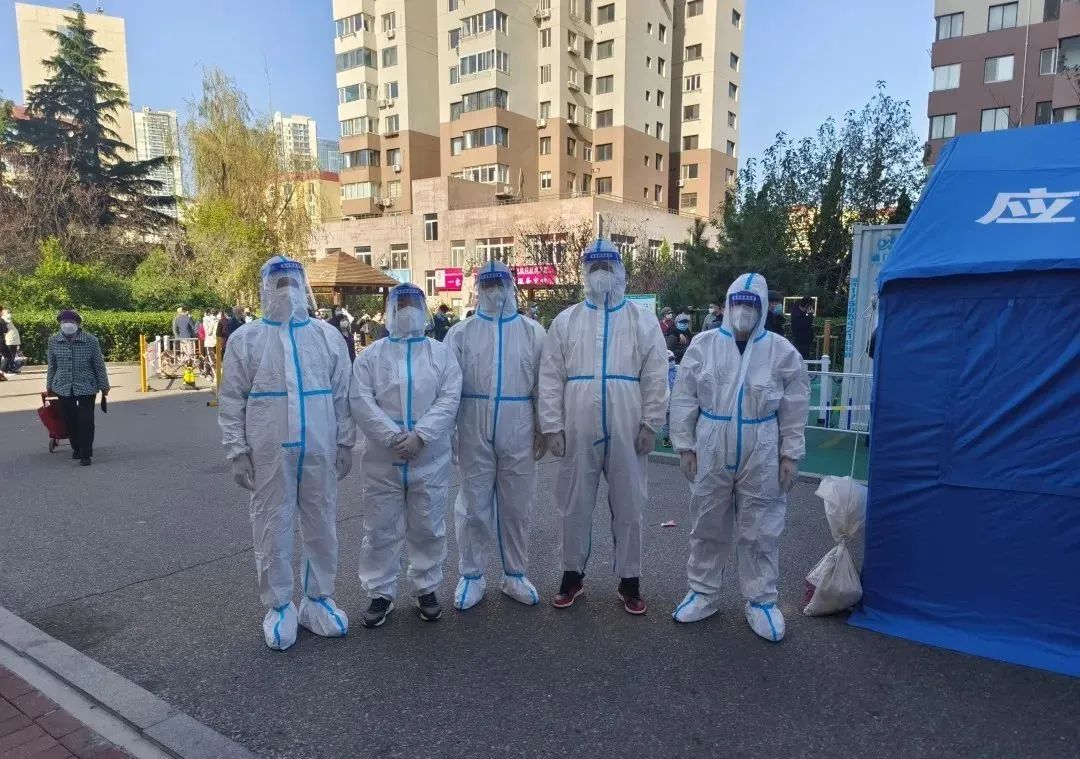 【疫情期间的照片_疫情期间照片让人感动的照片】